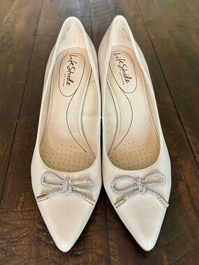 Life Stride Glitzy Sparkling Bows Almond Milk Pumps, Size 7.5